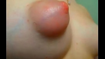 Длинноволосая зрелая брюнетка включила веб камеру и взялась к мастурбации гладко выбритой вагины